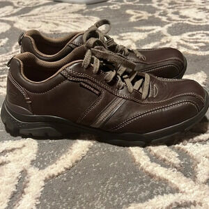 Skechers men’s brown tennis shoes. Excellent condition.